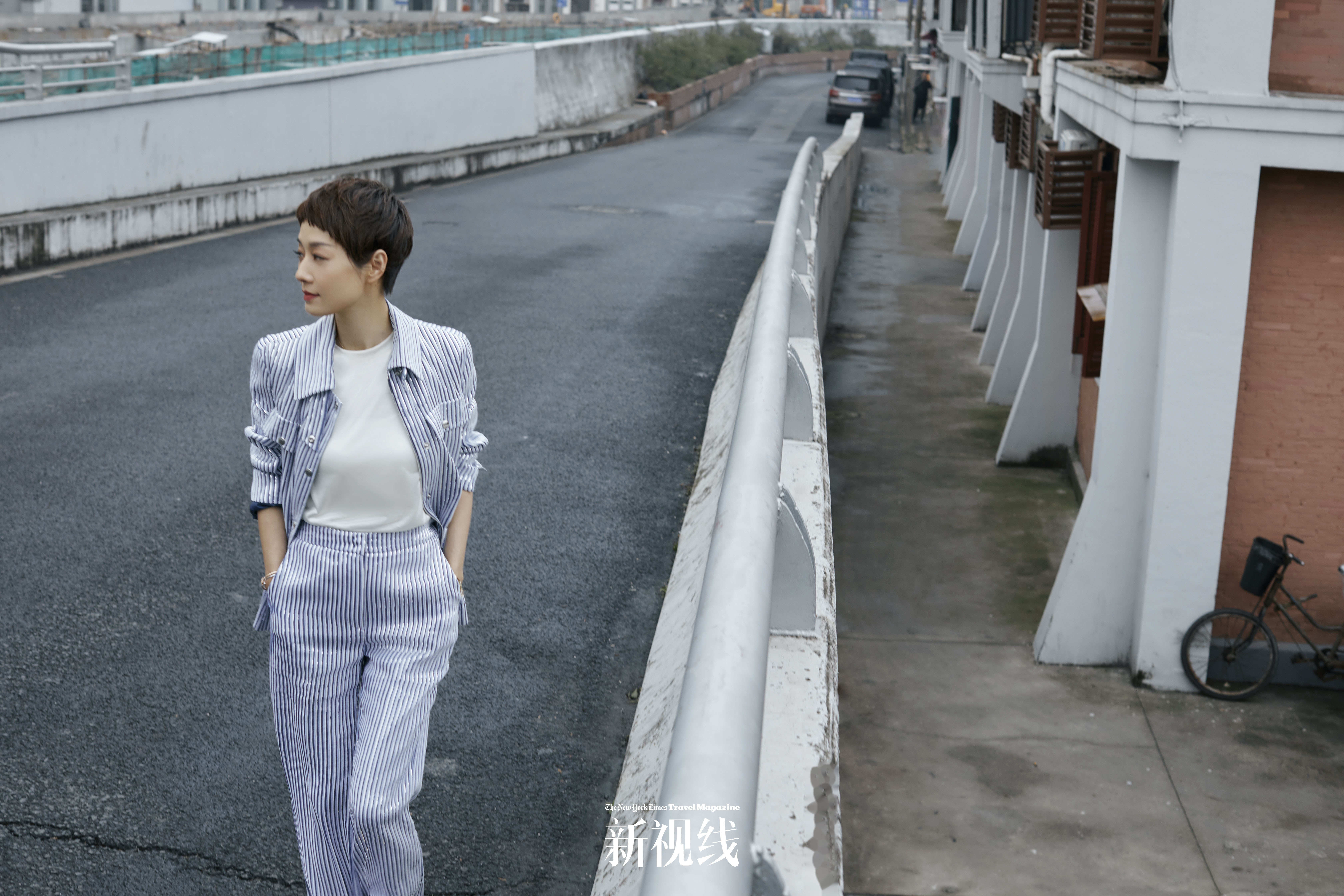 演员马伊琍全新杂志二月封面曝光,漫步在家乡街头的马伊琍,身穿多款