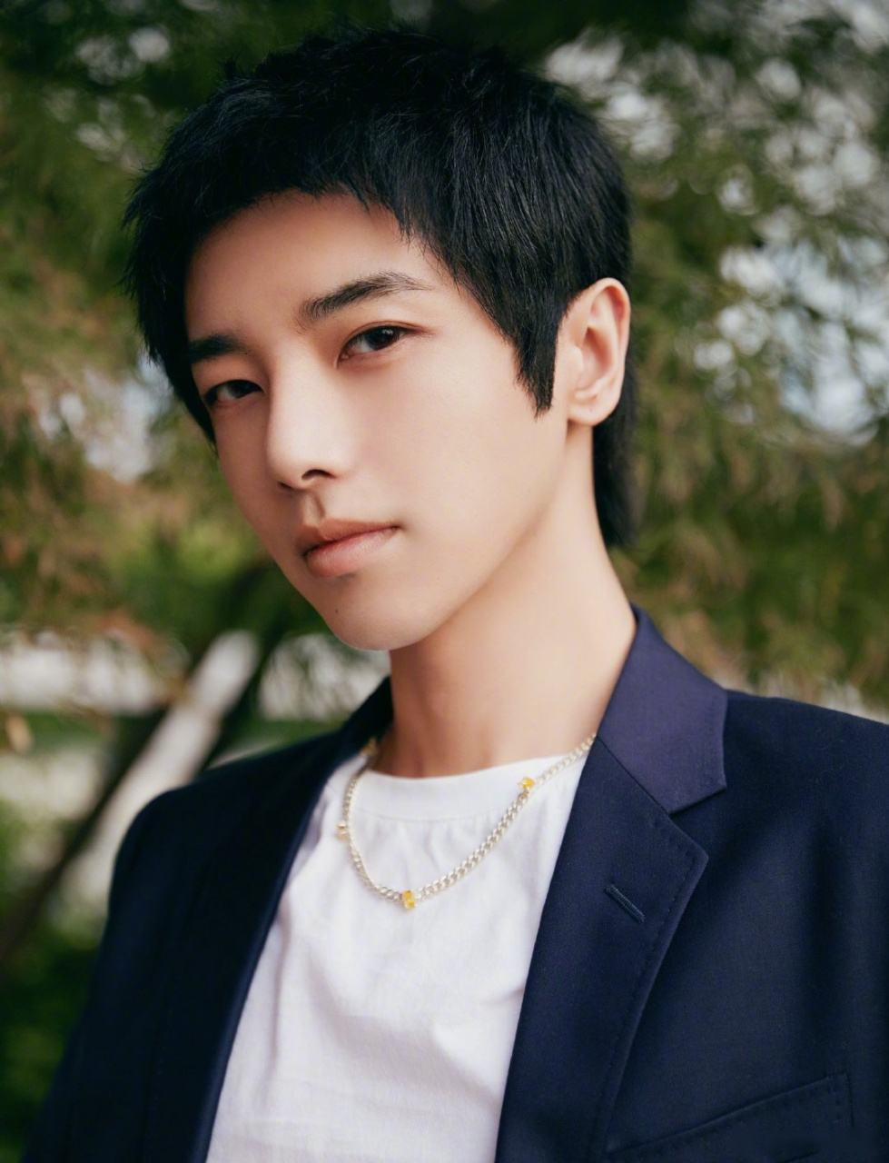 阳光温柔,秋日园林里闲庭信步的花花@华晨宇 ,眼睛里有熠熠闪耀的小