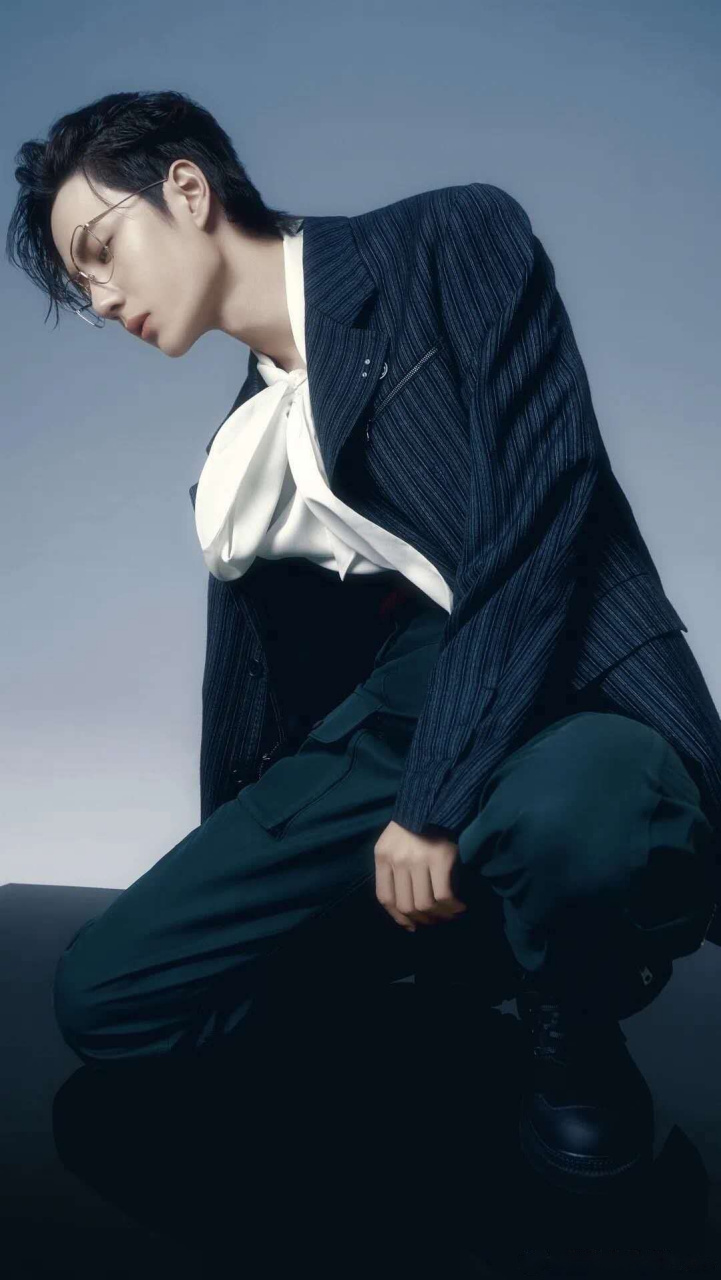 王一博 眼镜就是费渡附体,听新歌《闻舟》脑内全是带金丝边眼镜王一博