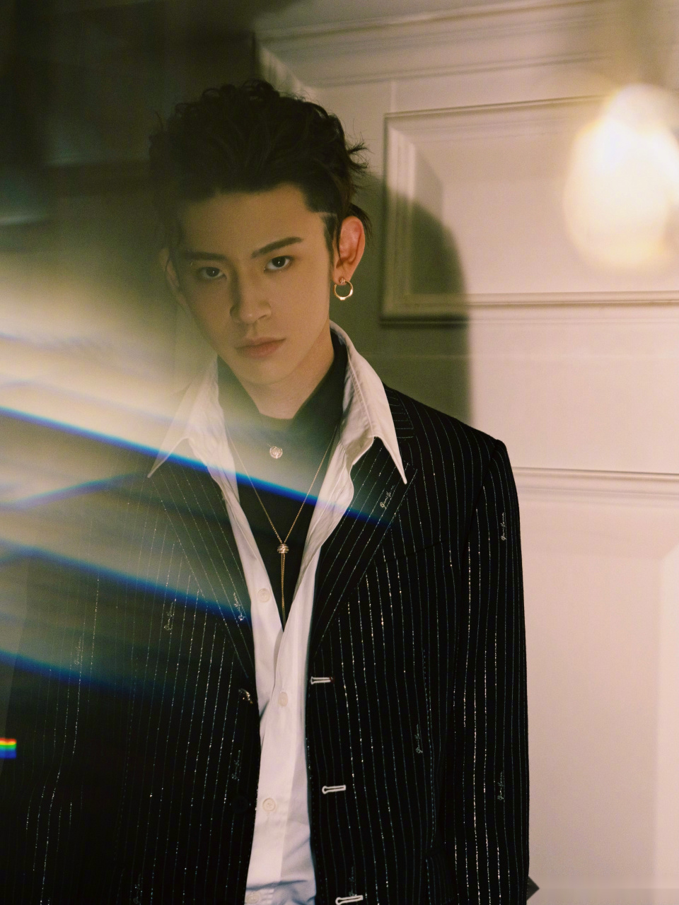 小鬼王琳凯 一身黑白叠穿,鎏银西装造型亮相成都,复古羊毛卷发型帅气