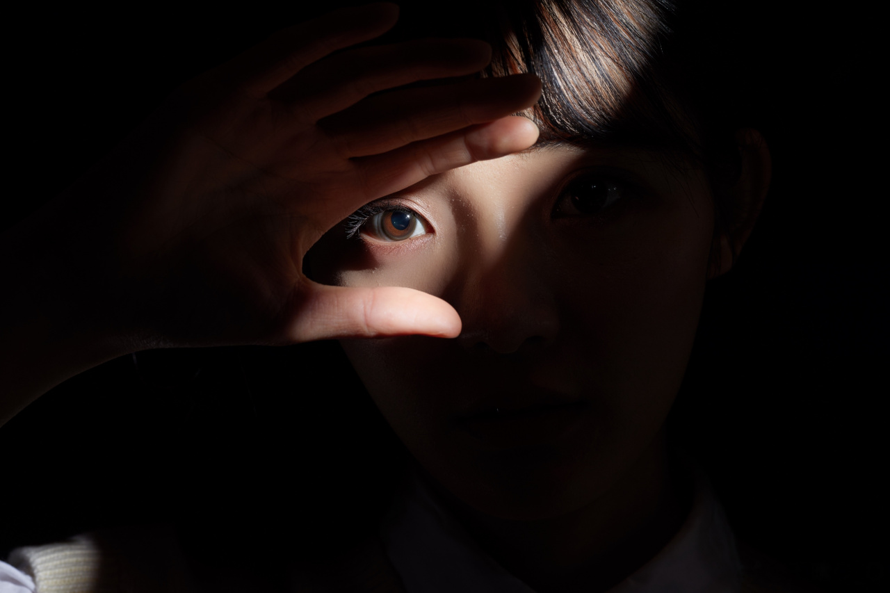 黑夜给了我黑色的眼睛 我却用它寻找光明.