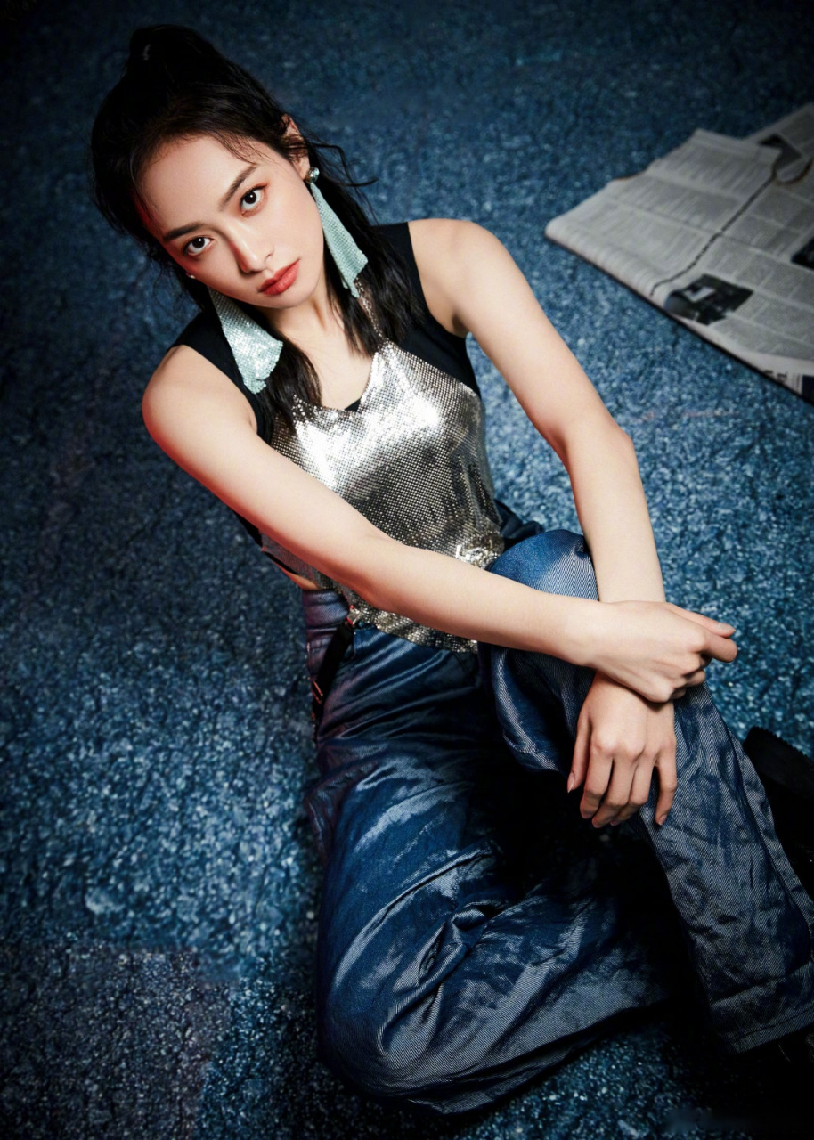 宋茜心形锁子甲上衣宋教练身穿锁子甲上衣夺目耀眼