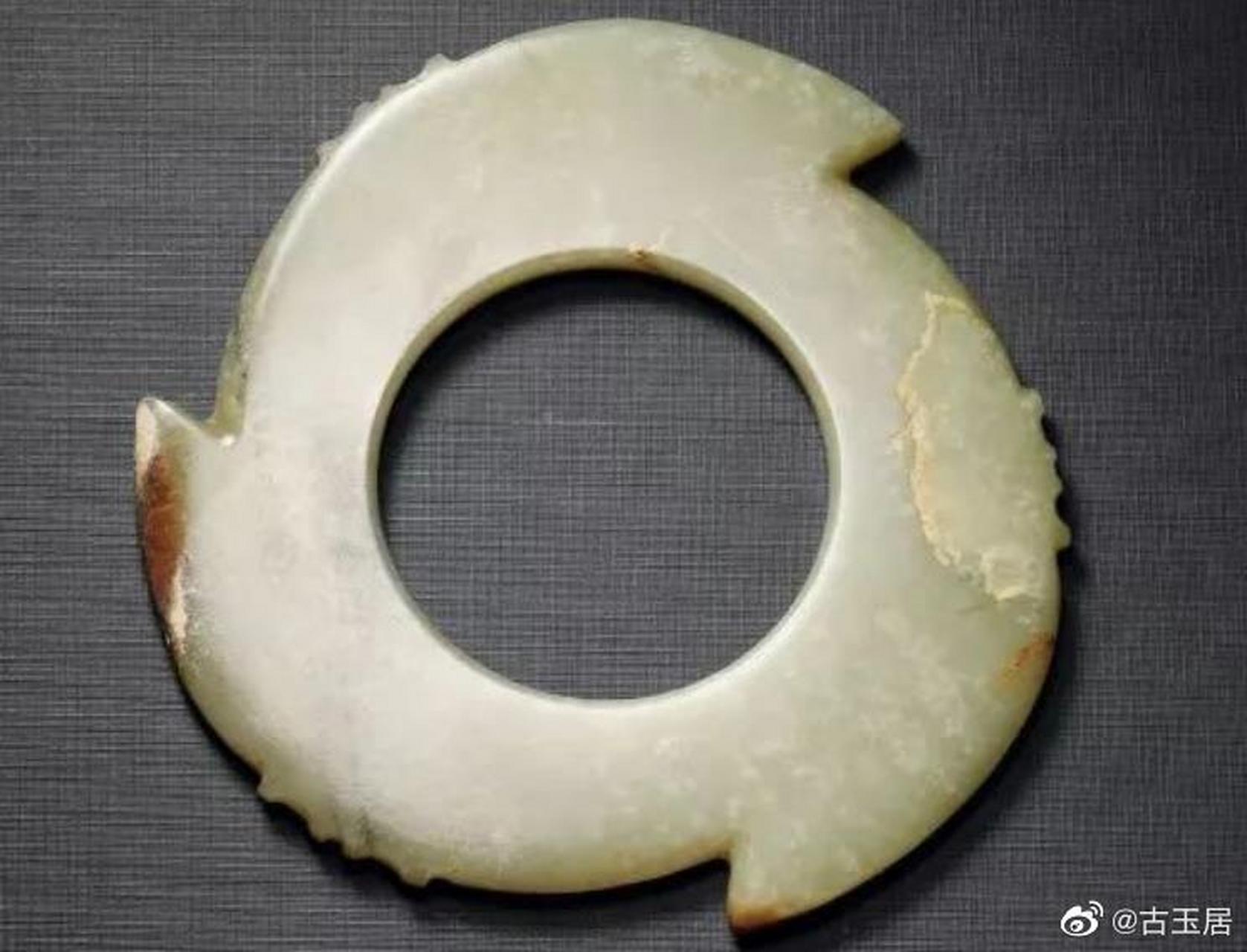 龙山文化玉璇玑,外旋的倾斜角度,以及边齿都是鉴定的要点!