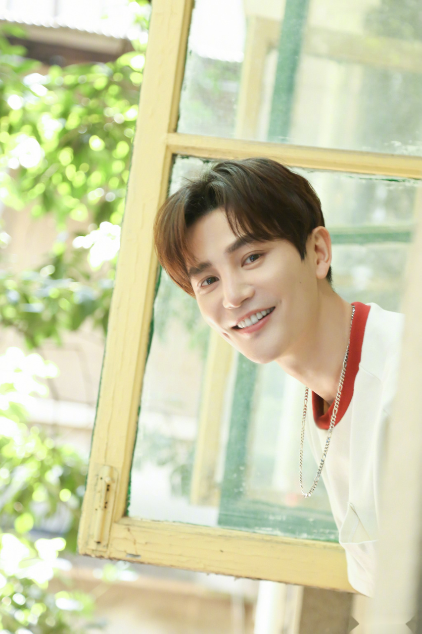 孙坚微博最新分享真夏日写真教科书,窗台与水龙头的图片也太夏日了吧