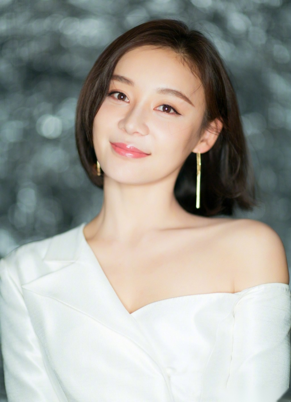 袁姗姗身穿白色针织毛衣,扎着活泼的马尾辫,额前细细碎碎的刘海也十分