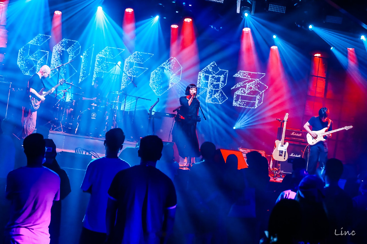 昨天是鬼否第一次在杭州大麦66livehouse演出,也是第一次和我司的帅气