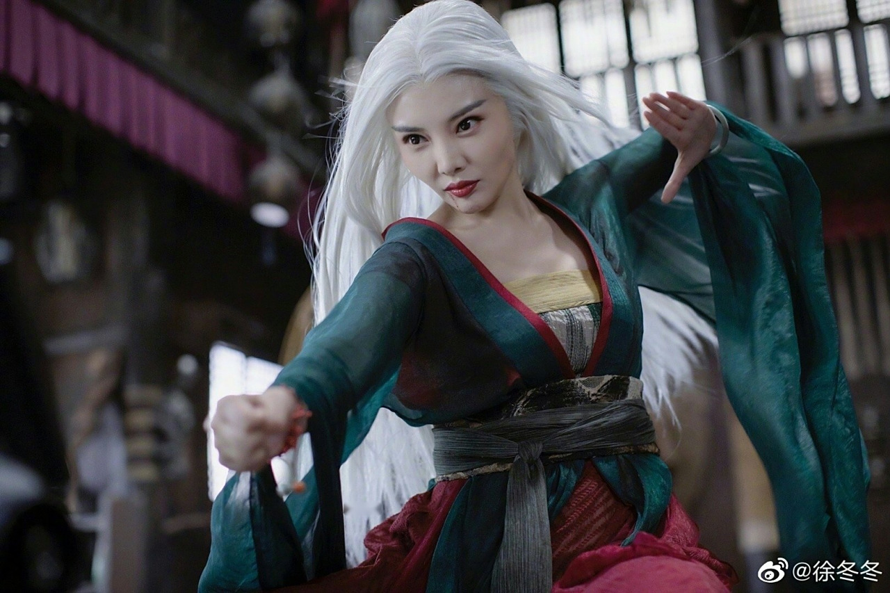 徐冬冬白发魔女造型@徐冬冬发布一组白发古装造型,眼神特别凶狠,还