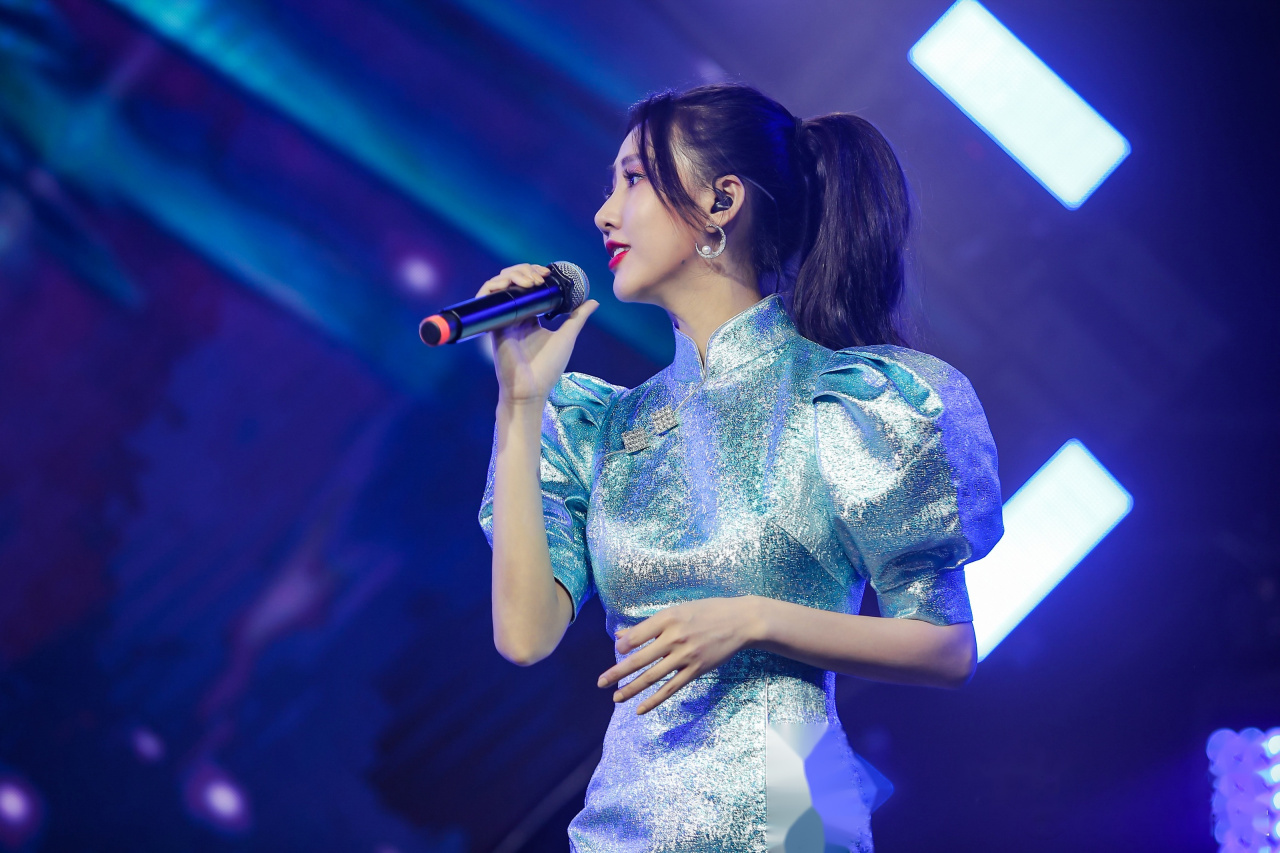 快来接收昨日舞台上blingbling的弦子随歌声到了《天空之外》