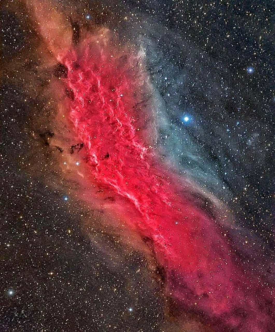 ngc 1499俗称加利福尼亚星云或加州星云,是位于英仙座的发射星云,距离