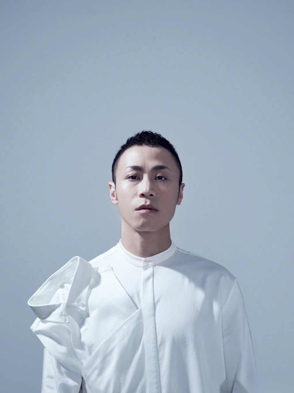 由戴荃倾情献唱的《秦时明月》卫庄角色曲《长空尽》今日来袭,虽历经