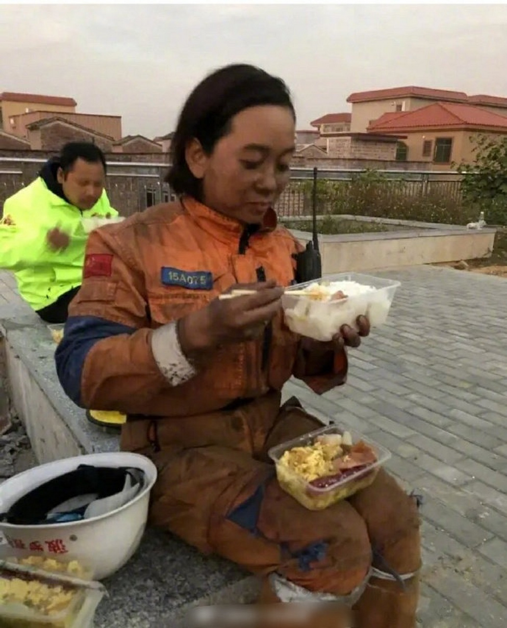 她是菠萝救援队的队员"霞姐.她不是消防员!