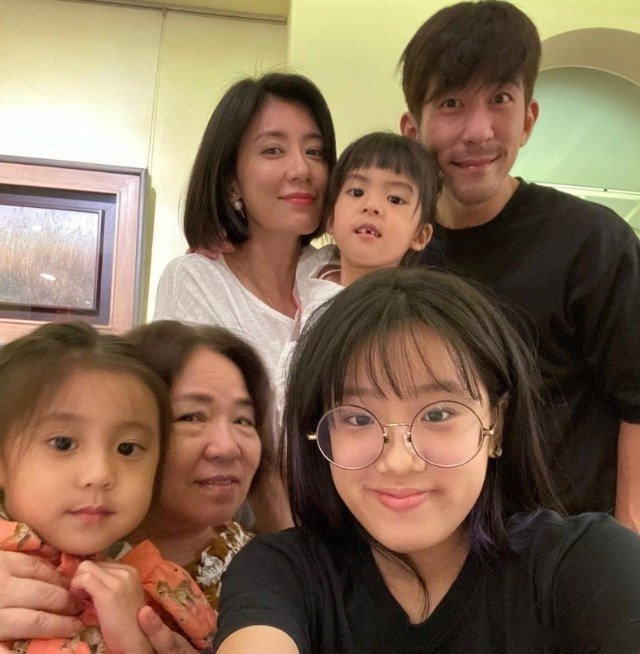 贾静雯大女儿晒全家福,咘咘做鬼脸,波妞摔断牙,贾静雯全家最美!