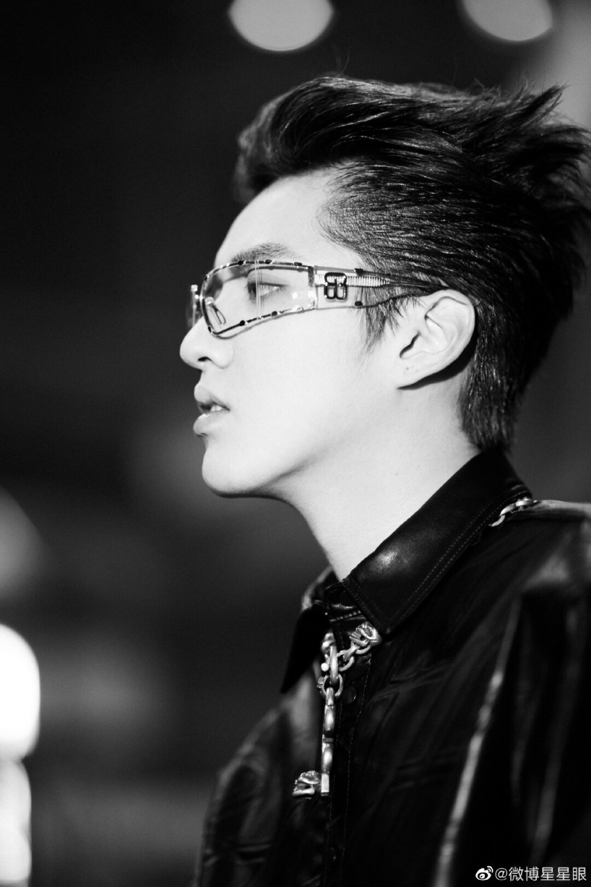 吴亦凡一飞冲天发型 今日凡凡子的酷黑皮衣套装!太帅了!