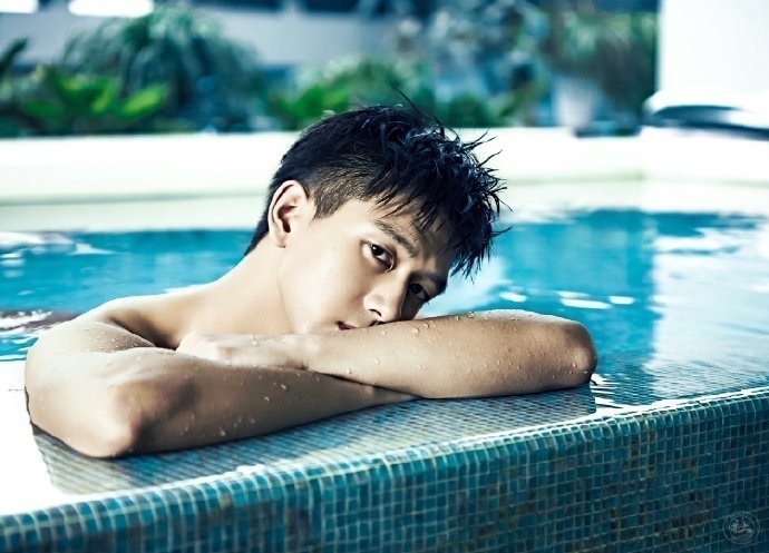 李现肌肉线条也太完美了,穿衣显瘦,脱衣有肉.