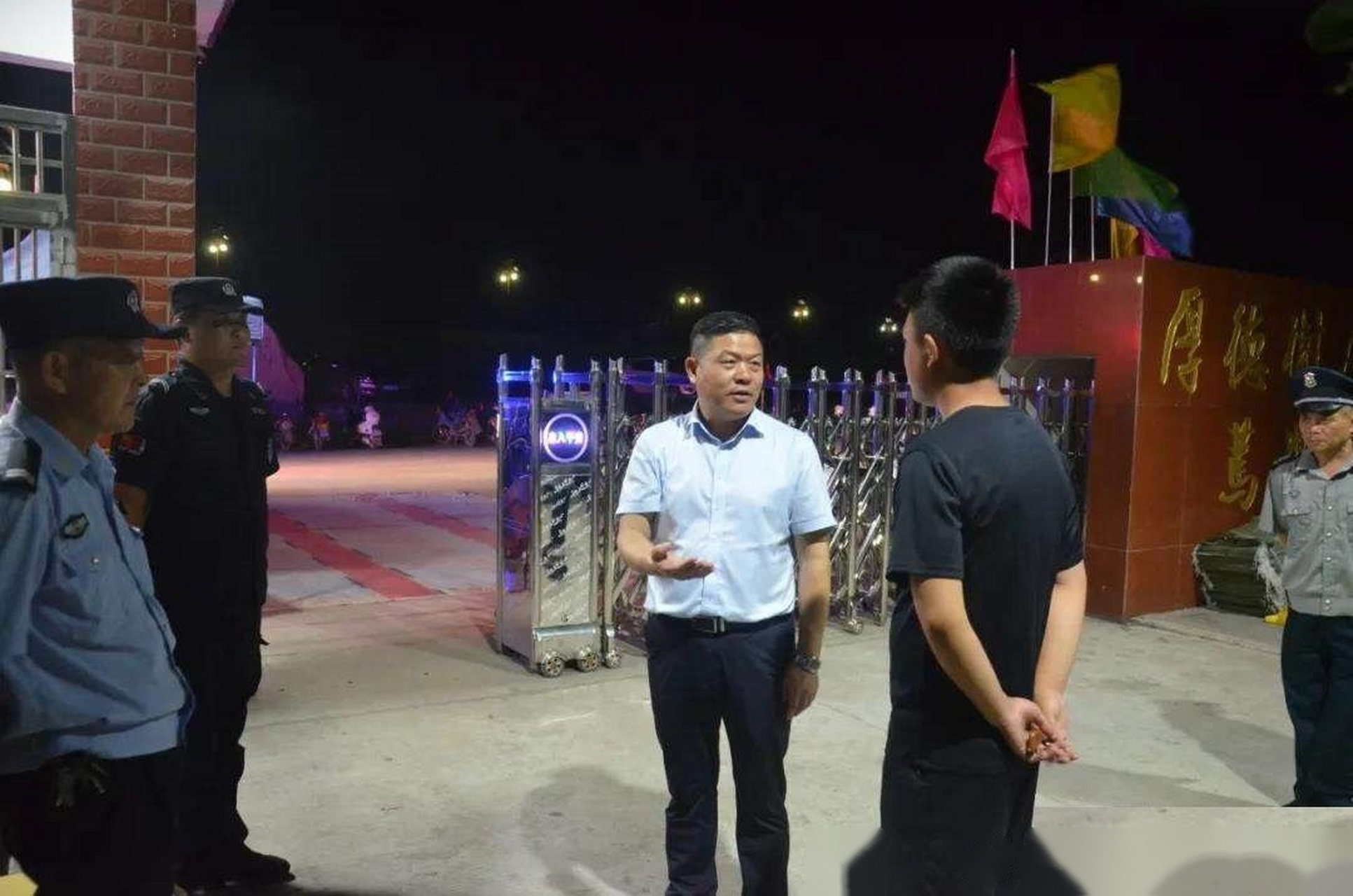 【宿松县公安局局长凌勇看望慰问夜晚值守一线执勤民警辅警】    7月