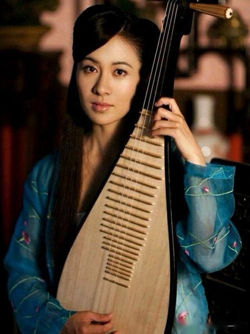 叶璇怒怼工作人员,说该工作人员月薪8500,两个月奖金两三万,包三餐,还