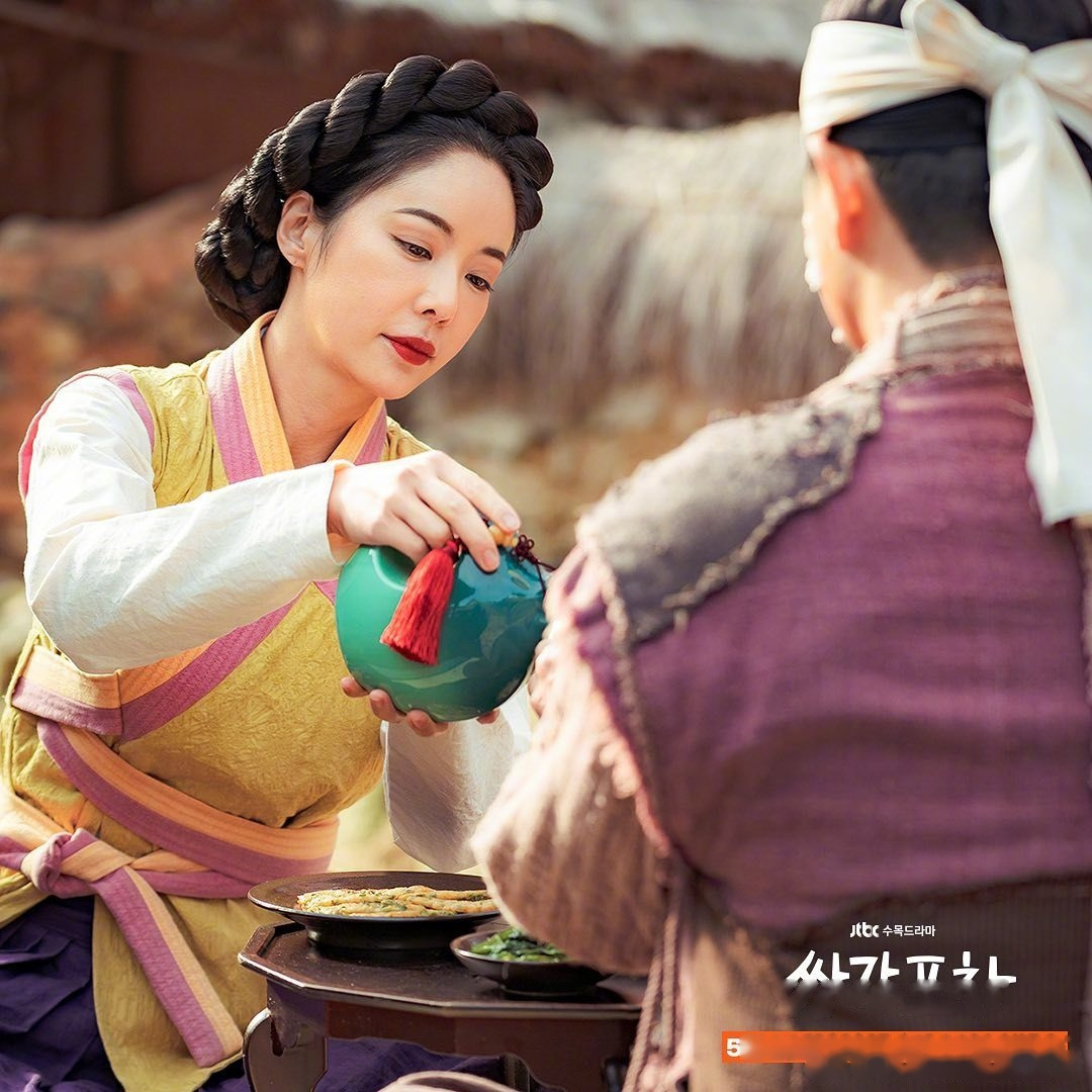 jtbc新水木剧《双甲路边摊》黄正音剧照.