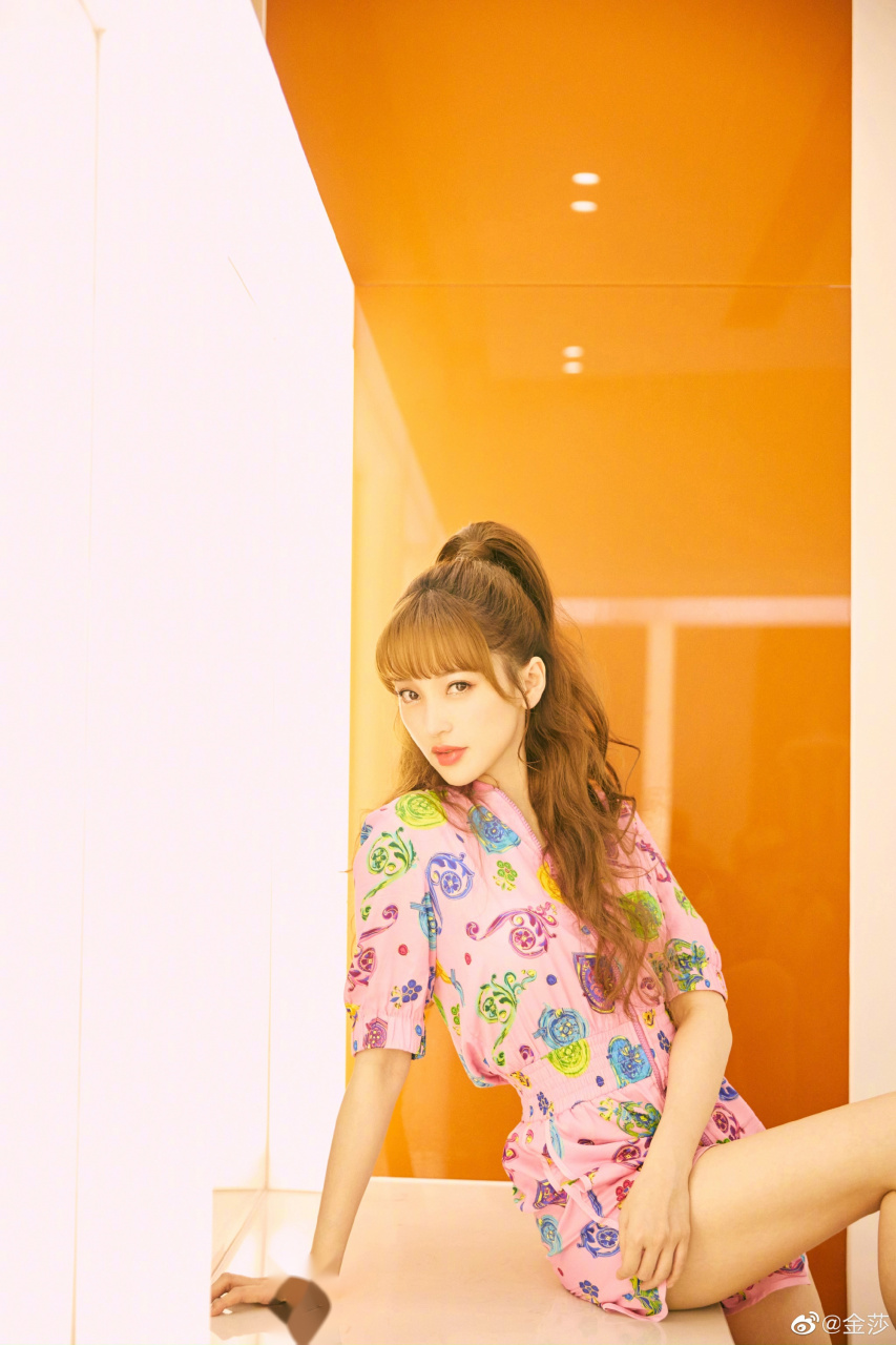 金莎:我可能就喜欢他说话,逻辑感很重,然后又阳光,笑起来是很灿烂的