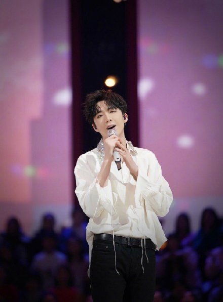 小奶狗长相与大狼狗嗓音的反萌差,男神颜值模特身高,摇滚烟嗓帅酷气场