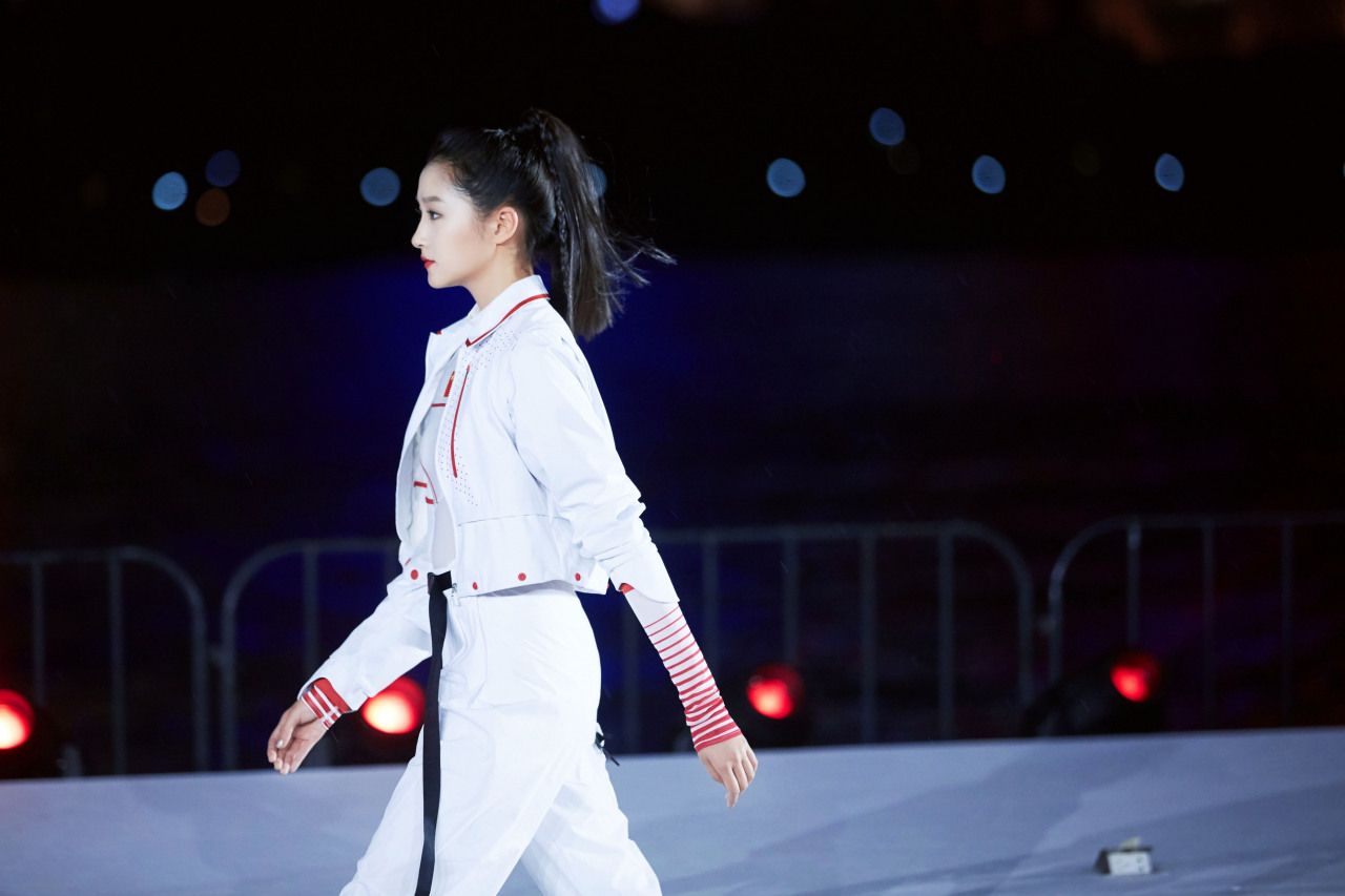 关晓彤安踏体育 全球代言人@关晓彤 身着新品运动服亮相北京冬奥会