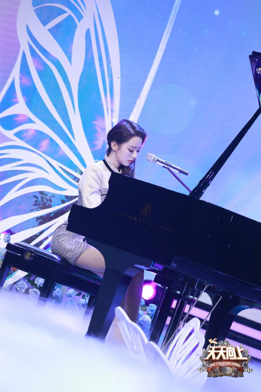 天天向上# 【今晚见】@吉娜爱丽丝gina 的《彩云追月》,就在今晚22