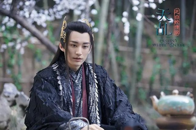 《天乩之白蛇传说:不怪白夭夭,天下掉一个斩荒给你也不敢要