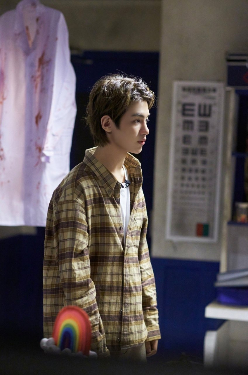 justin黄明昊黄色格子衬衫英伦范儿十足,期待新一期.