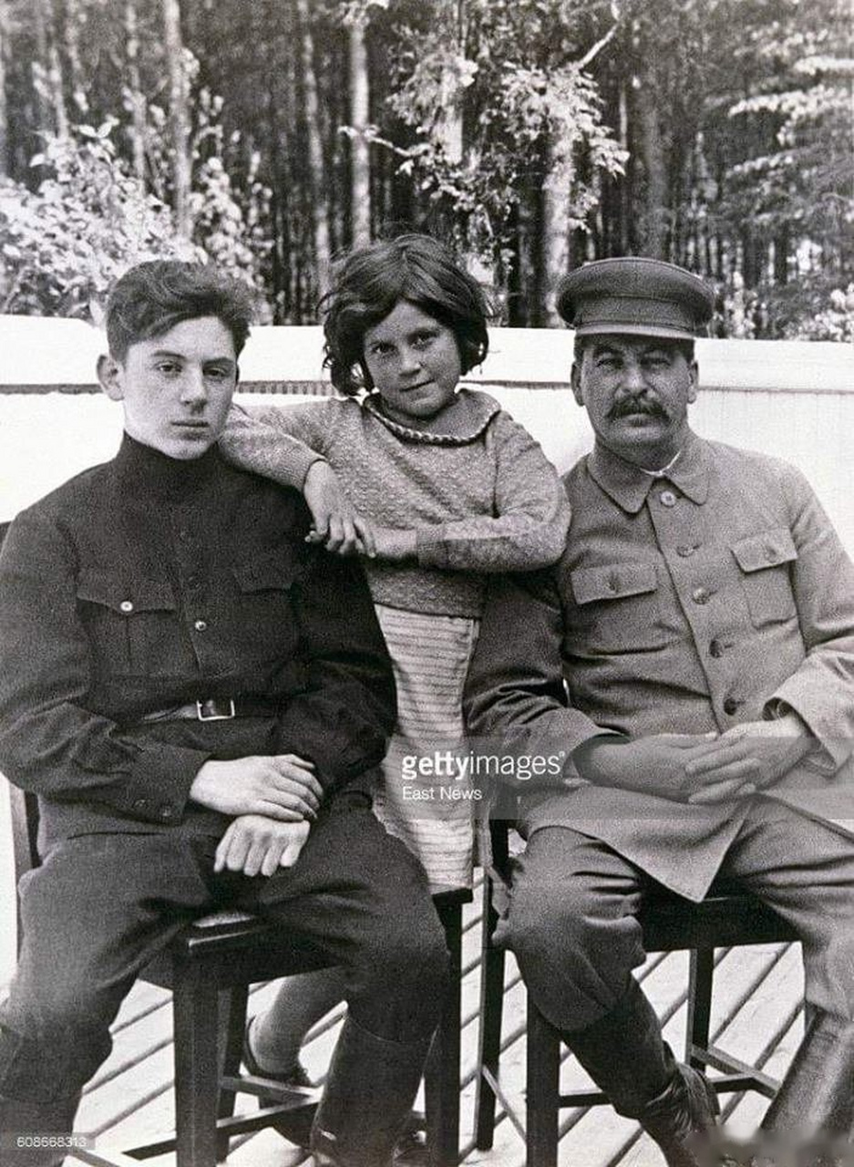 图为斯大林与小儿子瓦西里·朱加什维利和女儿斯维特兰娜·阿利卢耶娃