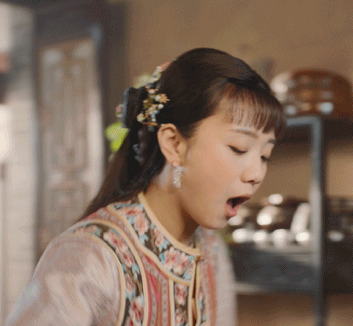 【那年花开月正圆直播】自带脸红的漪小姐曾淇_chichi 热爱美食会说更