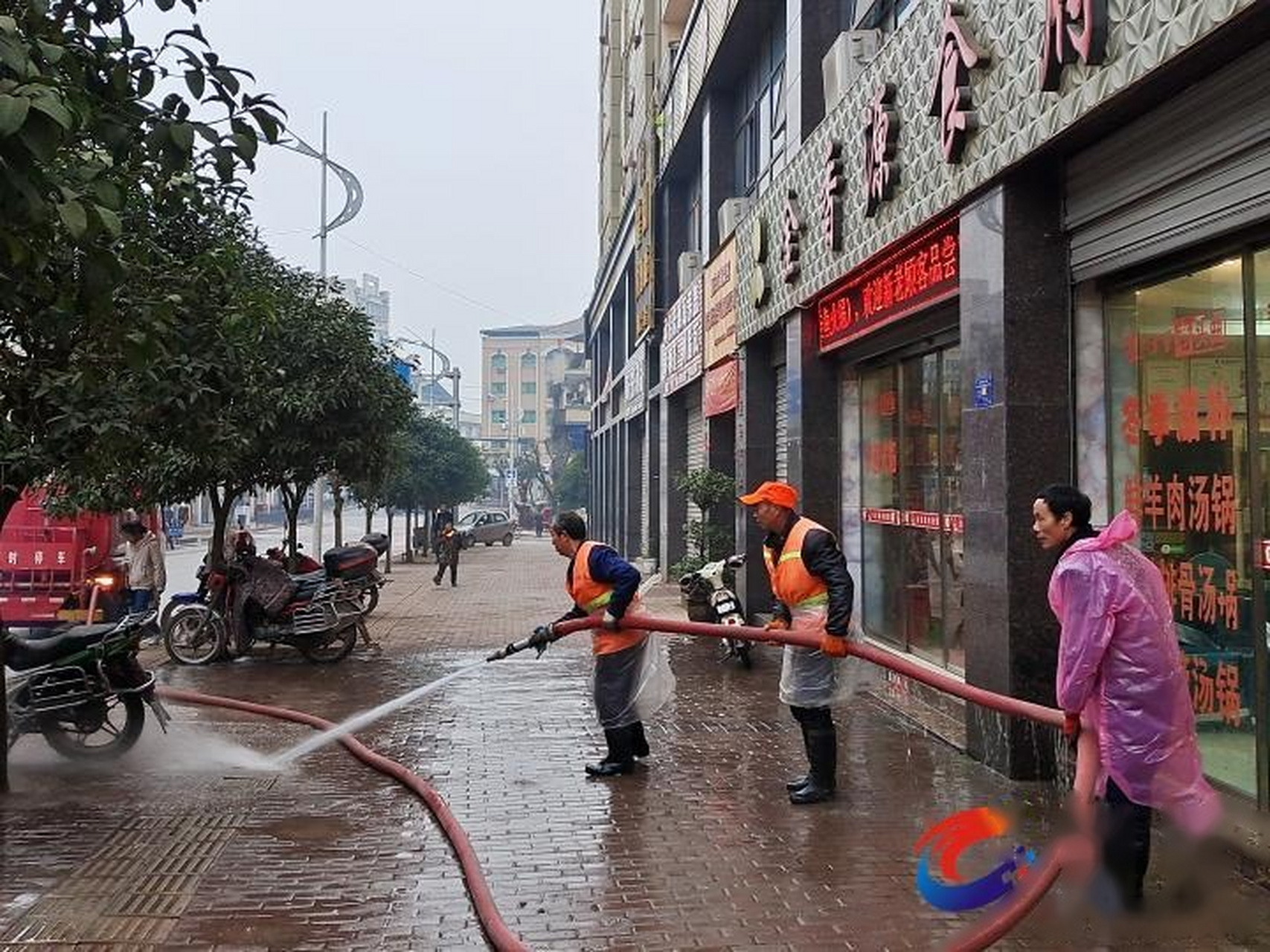 【迎新年 铜梁大庙镇为场镇街头"洗脸】为干干净净迎元旦,近日,铜梁