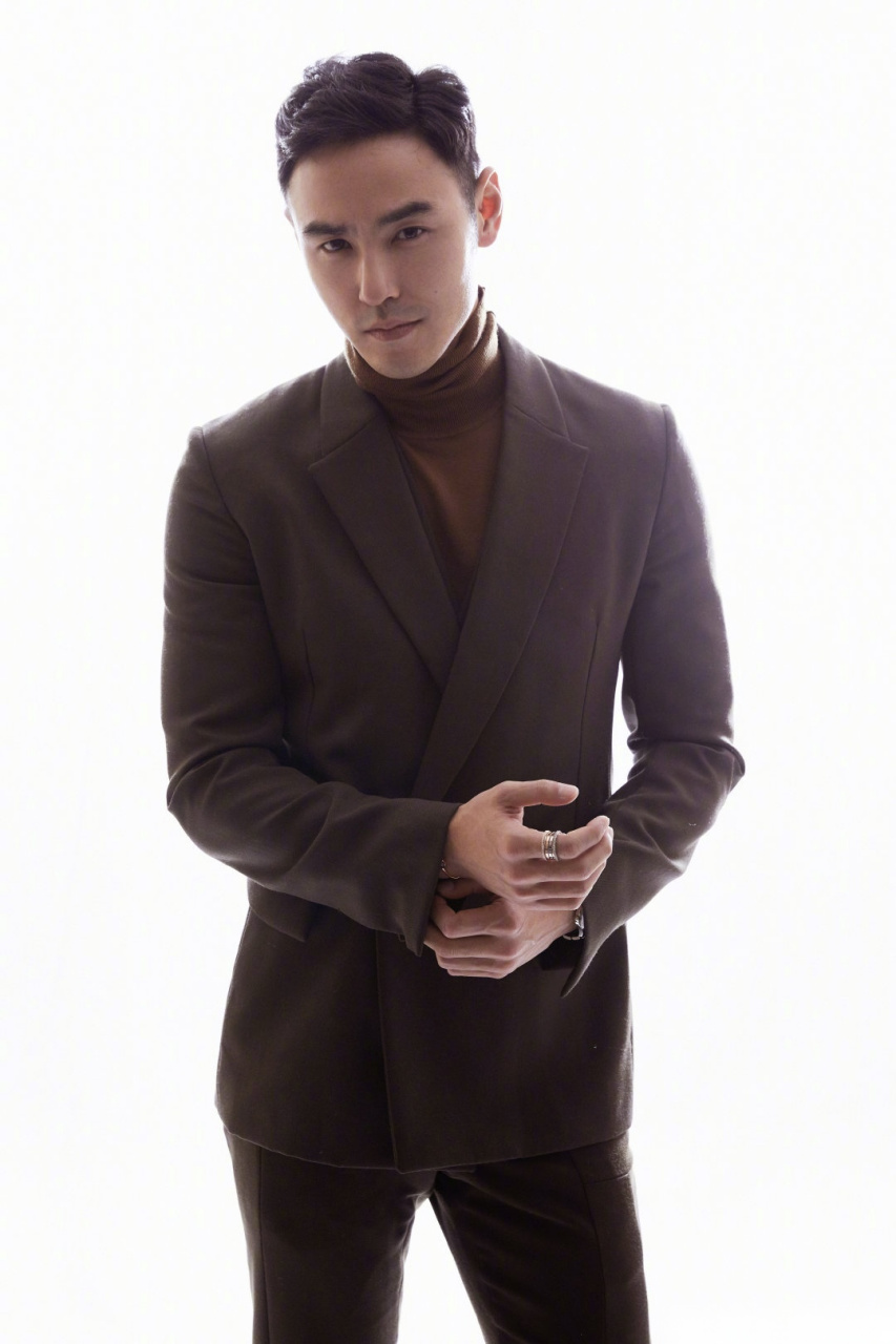 阮经天  一袭墨绿色西装,帅气亮相活动,凸显完美修长身形,优雅绅士