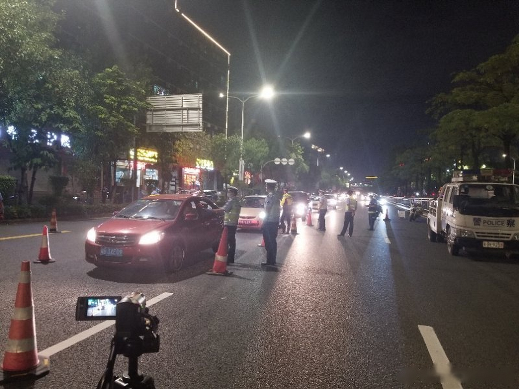 深圳交警猎虎 2020年8月3日22时至次日2时,龙岗大队开展常态"猎虎"