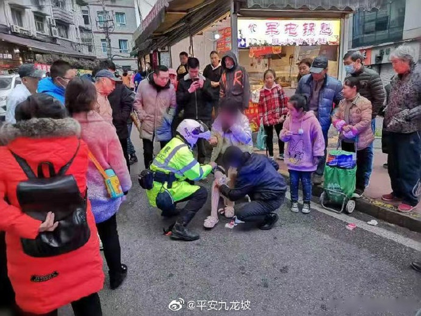 【女生被玻璃劃傷流血不斷 民警及時救助解險情】12月6日,一群眾向