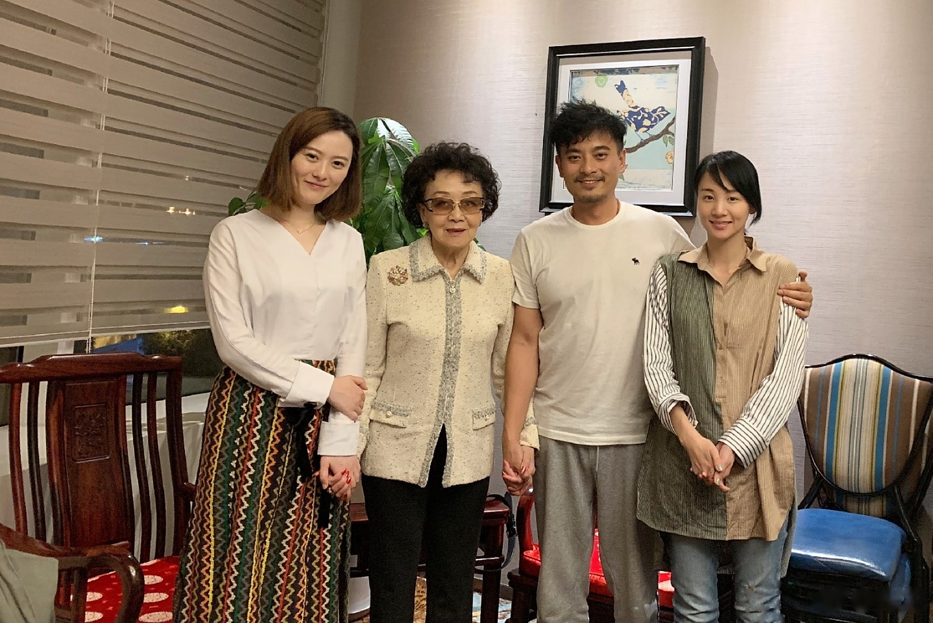 昨夜和张素久阿姨欢聚上海,祝您永远年轻漂亮健康快乐充满活力.