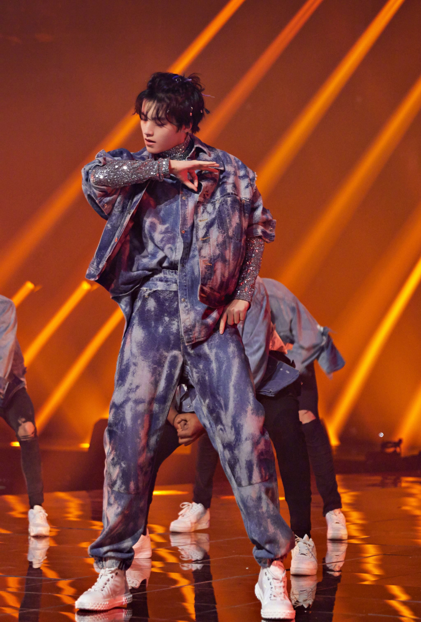 王俊凯 身着经典黑白西装点缀珍珠饰品,演绎《beautiful》初舞台