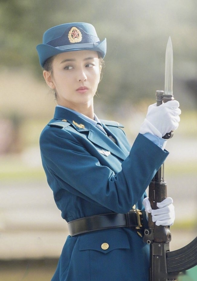 女明星军装照: 李沁 郑爽 周冬雨 赵丽颖 杨幂 佟丽娅 英姿飒爽的姐姐