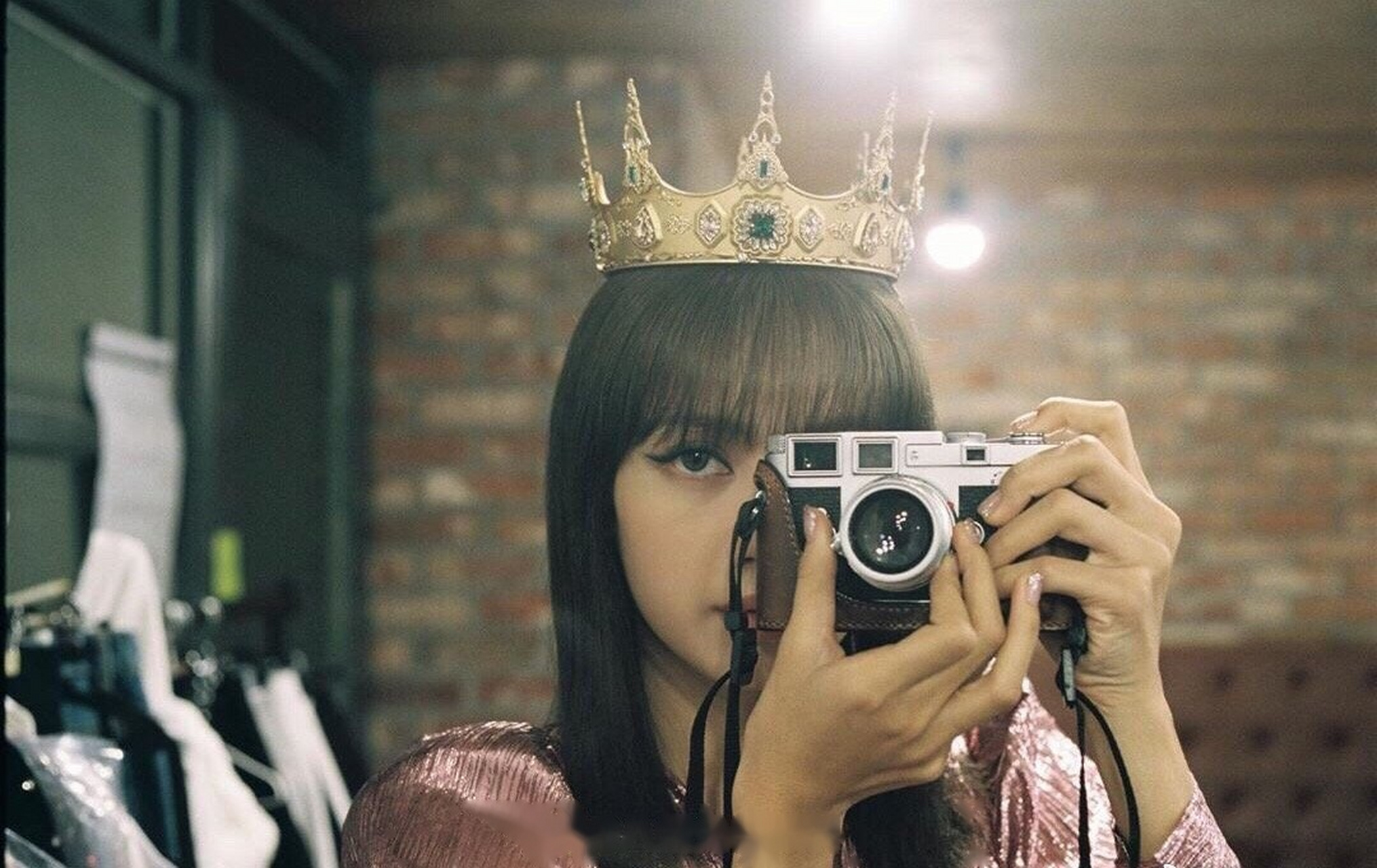 lisa ins最新更新带着皇冠的照片!大家觉得这个造型怎么样?