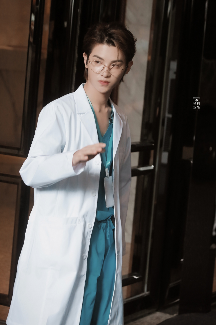 黄明昊上班饭拍[期待]医生造型太了吧!