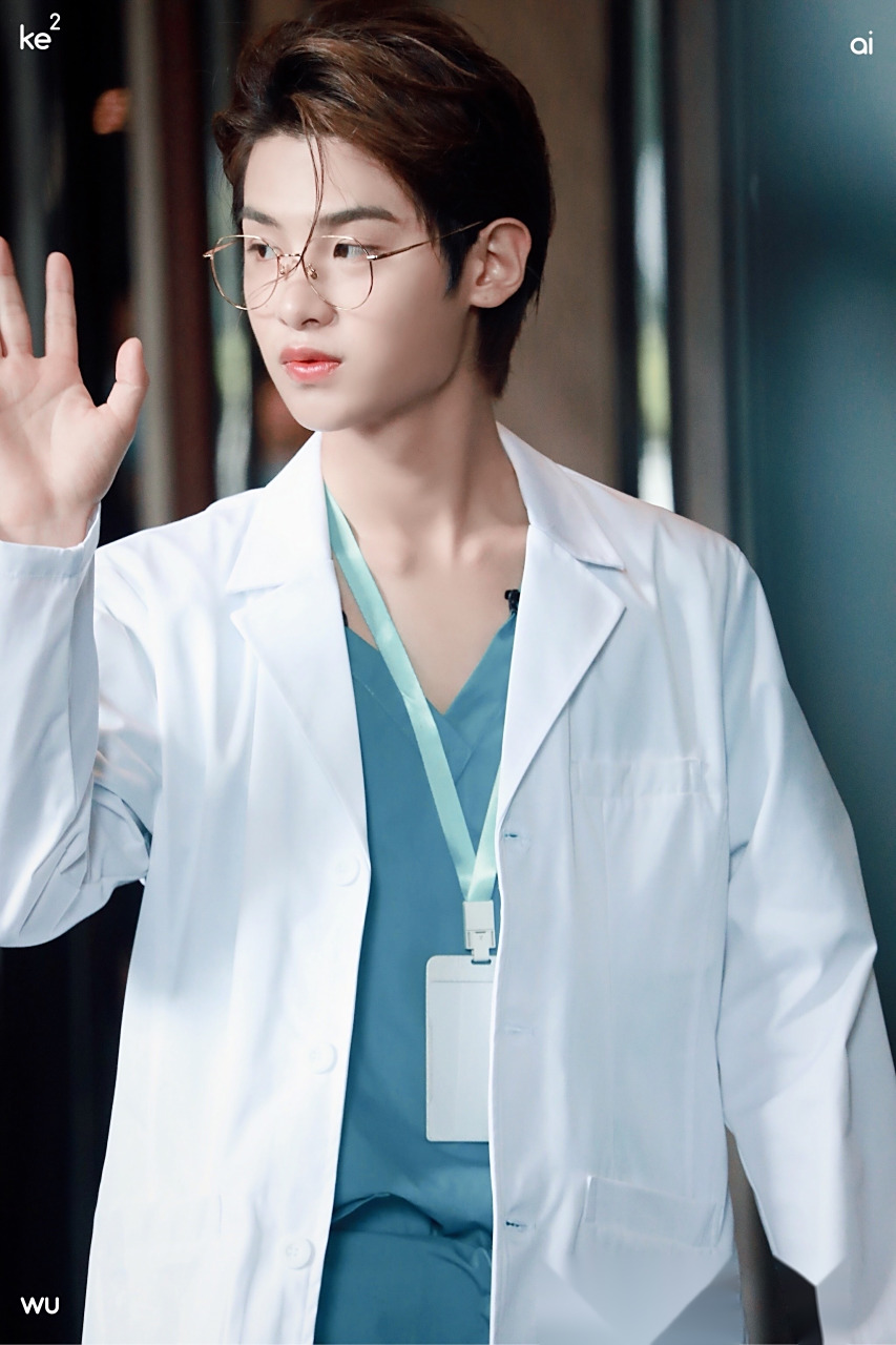 黄明昊上班饭拍[期待]医生造型太了吧!