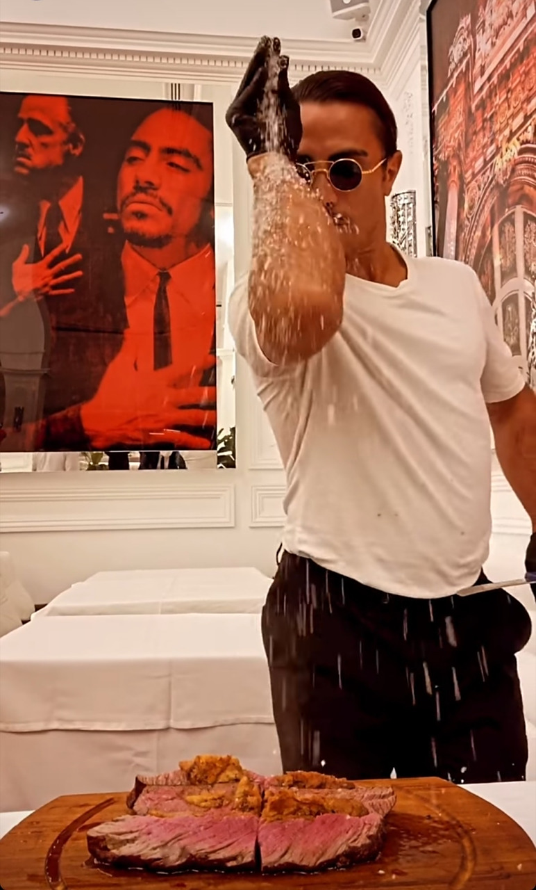 来看看撒盐哥装逼,他那手臂得有多咸[抠鼻].