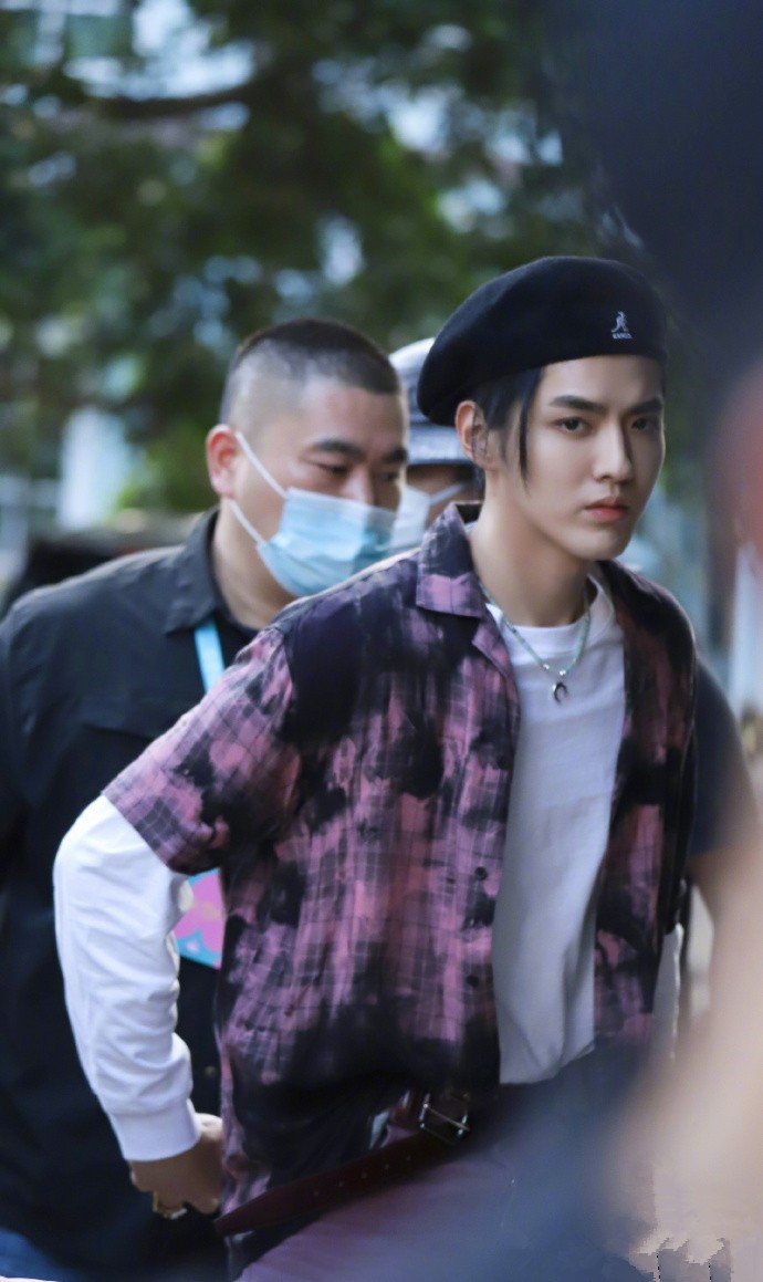 吴亦凡贝雷帽,一缕随意散发丝,只属天神颜值暴击!