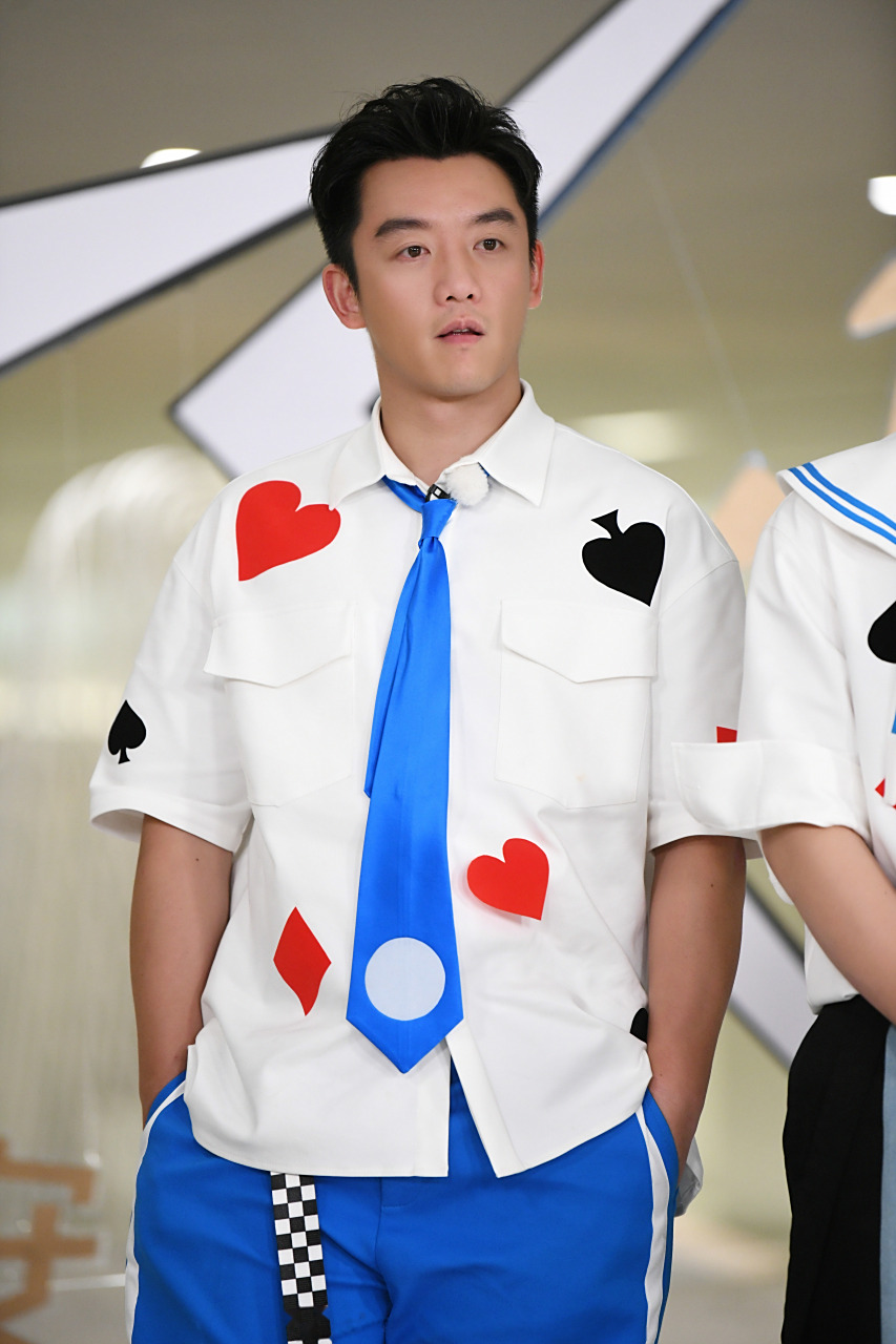 郑恺#奔跑吧  周五份可爱恺准时来报道,一起来围观 "循"演马戏团