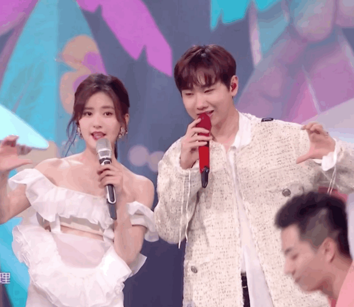 赵露思汪苏泷这个对不上的比心,配上赵露思懵懵的表情,太可爱了吧