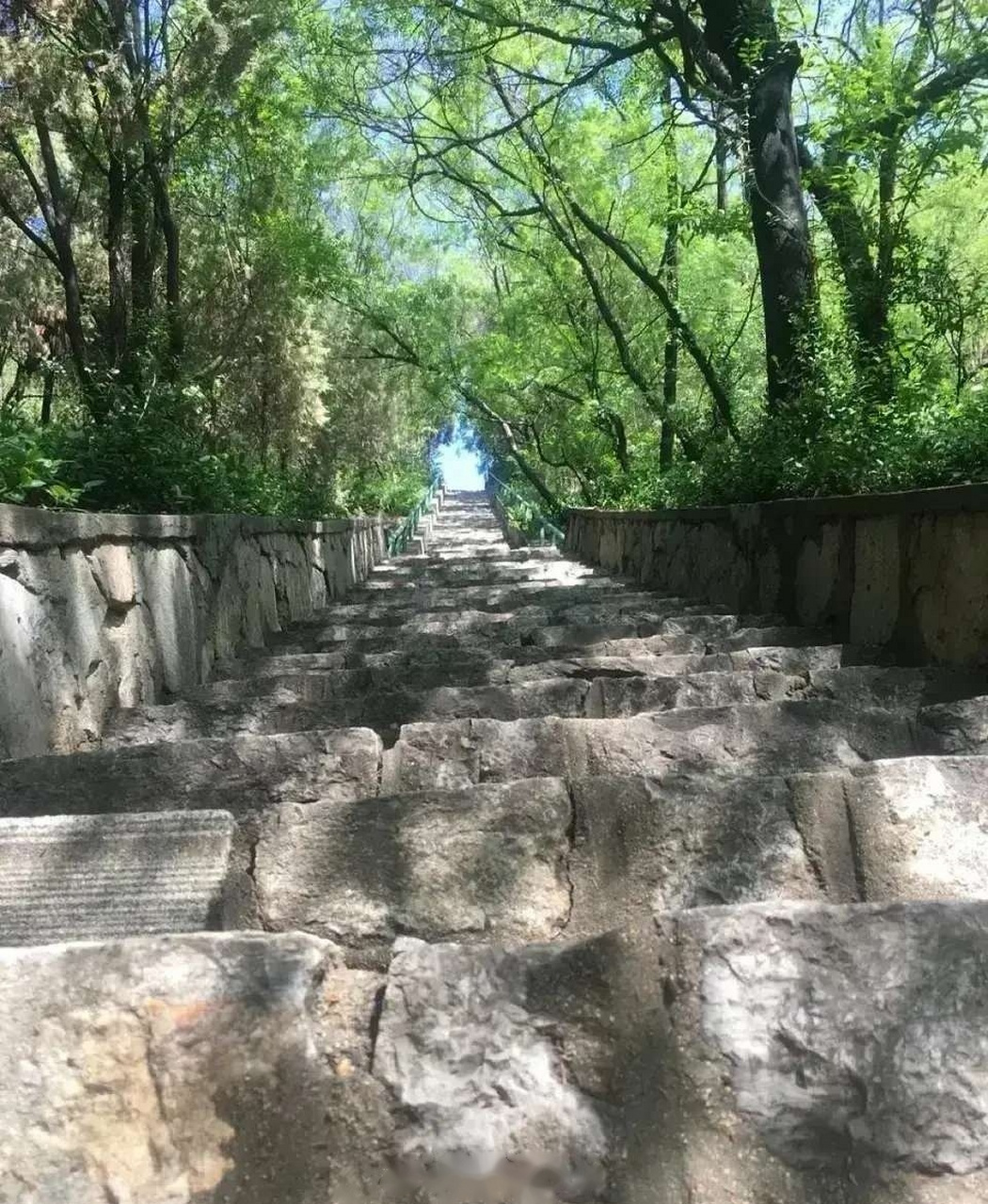 小新看这张图片看了好久都不知道是上山还是下山,有学霸来分析一下