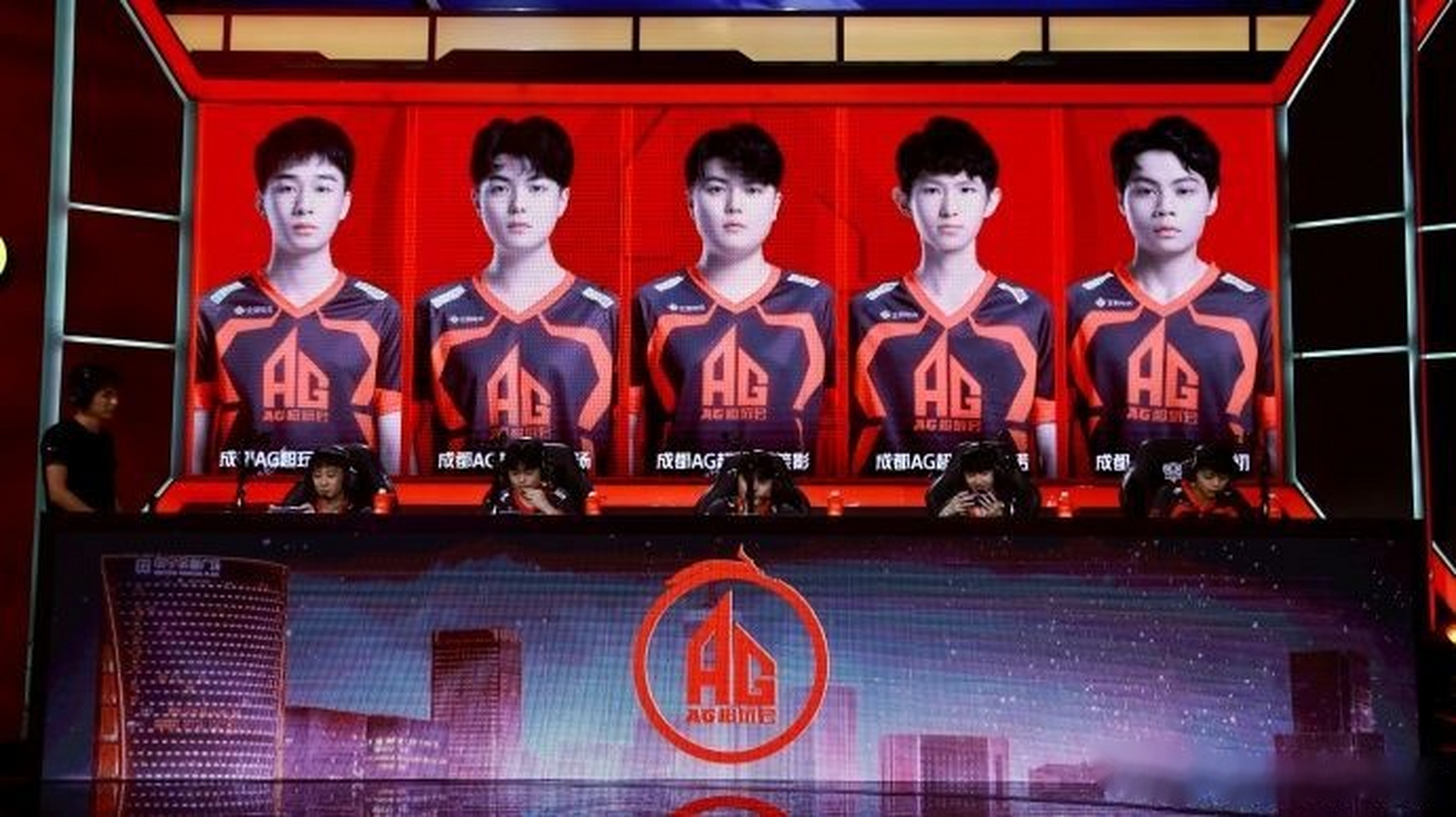 赛后采访时,汤汤和笑影双胞胎兄弟组合接受采访就是不说胖瘦,默契应该