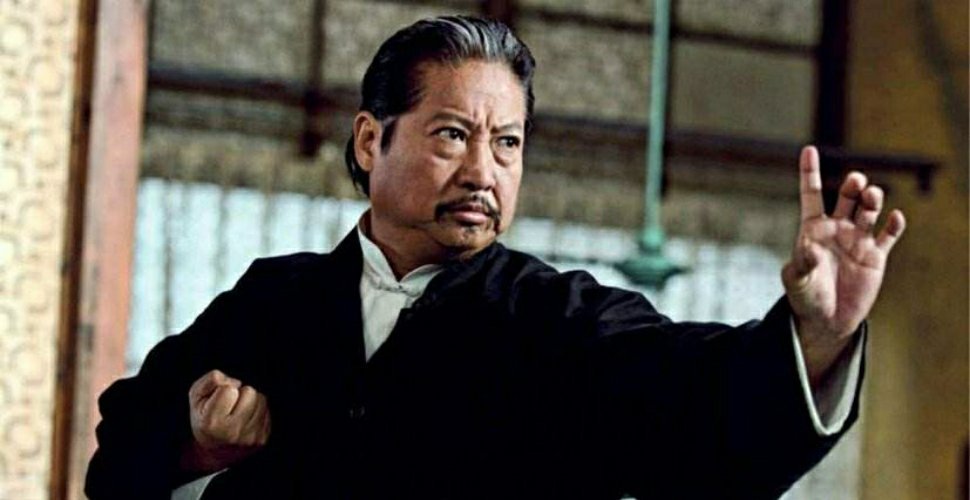 近日许久未露面洪金宝出席活动,上台领奖的时候发现明显瘦了很多,那个