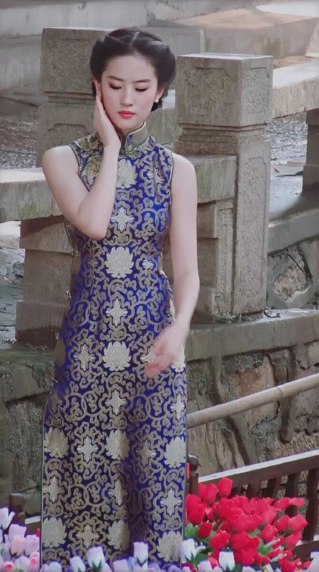 刘亦菲#身着印花旗袍漫步雨巷,画面好唯美,东方神韵,中国风美艳贾至