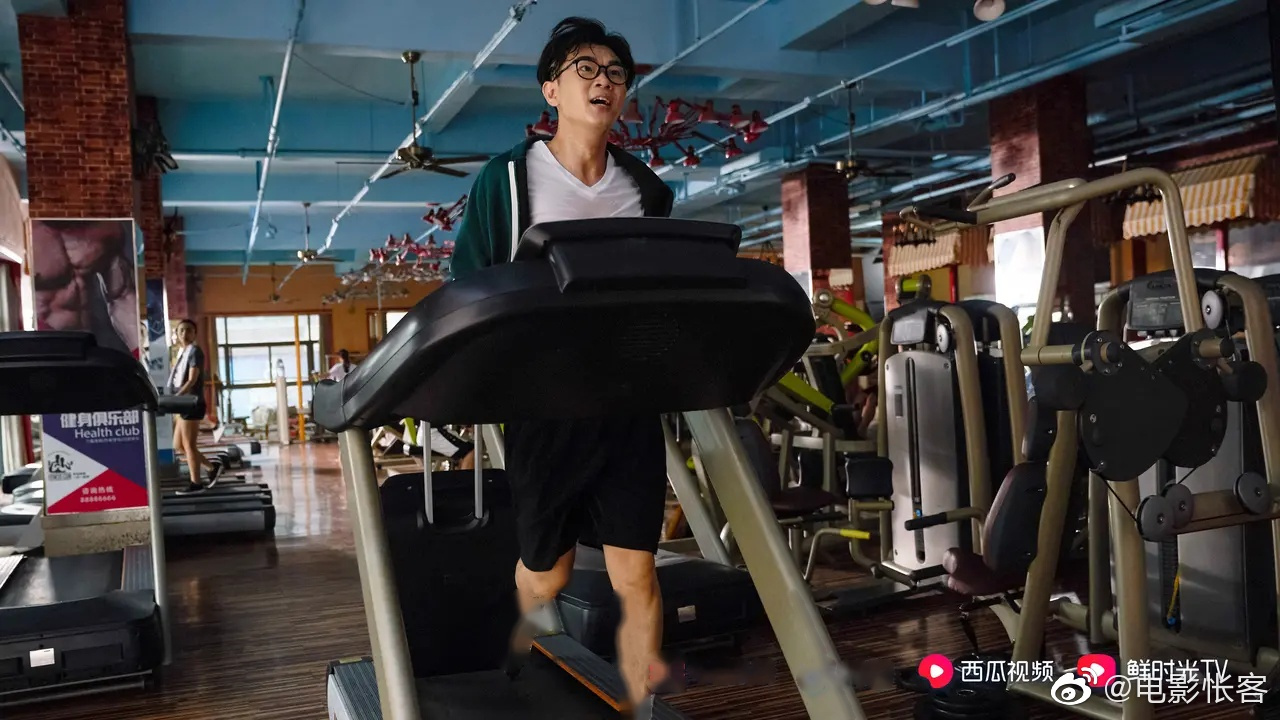 在电影《大赢家》中,大鹏饰演了一名"杠精",无论生活中,还是工作上,他