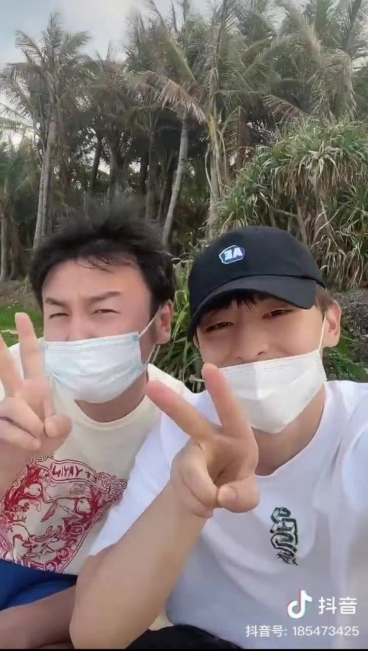 邓伦雷佳音今年一起过情人节,两人在沙滩拍摄情侣牵手照,这对可以磕吗