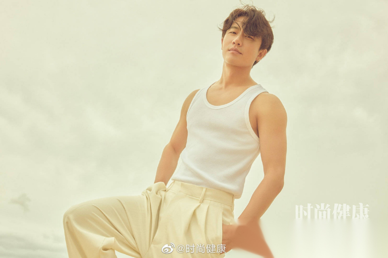 微卷的湿发,完美的肌肉线条,凸显清爽好身材,浪花间的黄轩释放成熟